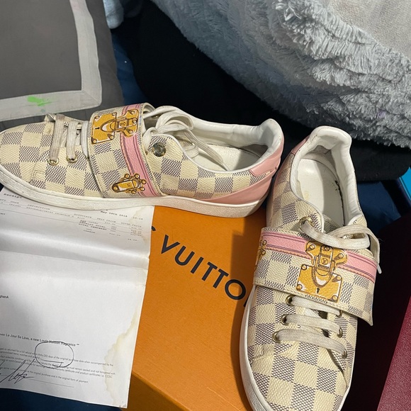 Im selling my Louis Vuitton shoes for women size 8  i just wear them 3 times - Picture 2 of 3